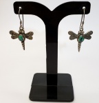 Par de brincos produzidos em prata de lei, representando Libelula, com ornamentação de pedra turquesa, maior comprimento:3,7cm.