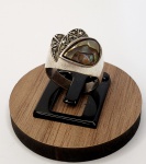 Anel produzido em prata de lei, com ornamentação de placa Abalone e marcassitas, aro:15.