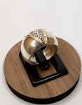 Anel bojudo produzido em prata de lei, com ornamentação de pedra translúcida em reluzente brilho com ornamentação de filetação em ouro, aro:12.