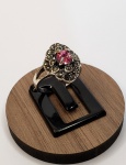 Belo anel produzido em prata de lei, com ornamentação de pedra Rosa e Marcassita, falta uma marcassita, aro:13.