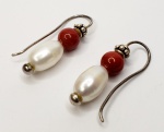 Par de brincos produzidos em prata de lei, com ornamentação de madrepérola , maior comprimento:2,8cm.
