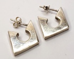 Par de brincos produzidos em prata de lei, em estilizado design, maior comprimento:2,2cm.