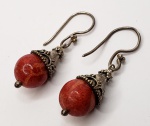 Par de brincos produzidos em prata de lei, com ornamentação de coral, maior comprimento:3,5cm.