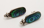 Par de brincos produzidos em prata de lei, com placa de abalone, maior comprimento:2cm.
