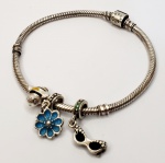 PANDÔRA- Pulseira produzida em prata de lei, contraste de teor 925ml, com berloques de prata de lei sem marca,comprimento aberto:19cm.