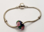 Pulseira produzida em prata de lei, para colocar berloques, possui um berloque produzido em  murano com ornamentação de flores, maior comprimento:1,3cm.