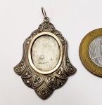Lindo pingente produzido em prata de lei, ornamentado com pedras marcassitas, e filetação em ouro, estilo Art Noveau,  maior comprimento:4,5cm.