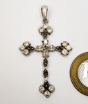 Belíssimo crucifixo produzido em prata de lei da marca CAETANNA, com ornamentação de cristais, marcassitas, lindo design, maior comprimento:6cm.