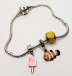 PANDÔRA- Pulseira produzida em prata de lei, para colocar berloque , possui 3 berloques sem marca produzidos em prata, comprimento aberto:19,5cm.