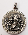 Medalha/ Pingente produzido em Prata  contraste de teor 925ml, Santo Antônio e Madonna Mora Basílica Católica de Pádua, envolto com pedras translúcidas em reluzente brilho, maior comprimento:3,2cm.