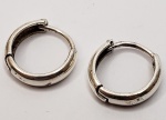 Par de argolinhas produzido em prata de lei, maior comprimento:1,5cm.