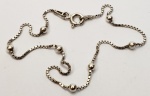 Pulseira produzida em prata de lei, contarste de teor 925ml, corrente com modelo bolinha e veneziana, comprimento aberto:18,5cm.
