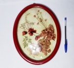 Lote com um quadro decorativos com representação de plantas, moldura em madeira, vidro abaulado, maior comprimento 27cm.