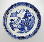 WILLOW- Pratinho de coleção produzido em porcelana Inglesa, com decoração BLUE & WHITE, diâmetro:15cm.