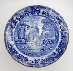 KN- Belíssimo pratinho de coleção produzido em porcelana oriental, decoração Blue & White, com filetação em ouro, filetação com desgaste, diâmetro:15cm.