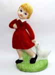 Linda escultura da década de 50/60, produzida em porcelana flocada/bisque com representação de Menina com seu cachorro, maior comprimento:14cm alt.