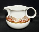 RENNER MON CHÉRÍ- Graciosa cremeira produzida em porcelana, com linda ornamentação de volutas em decoração dourada, maior comprimento:7,5cm.