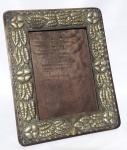 Porta Retrato produzido em madeira d elei, com ornamentação de metal espessurado á prata, medida:28cm x 22,5cm , necessita de novo banho.