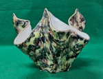 Vaso  em cerâmica vitrificada dito modelo fallen scarf, apresenta um acabamento esmaltado com um padrão abstrato em tons de verde, preto e castanho, e as suas bordas são realçadas com um rebordo dourado.