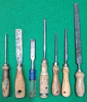 Lote com 7 ferramentas de marcineiro e tapeceiro. Algumas delas com marca de fabricante. Usados. Em muito bom estadoi.