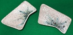 Dois pratos de cerâmica com formato assimétrico, decorado com  textura pontilhada e  padrão central com tons de azul, preto e marrom. Fabricante,  Cerâmica Artística Tupy Ltda. Origem Brasil. Peças numeradas. Usadas. Sem, lascas, trincas ou quebras.