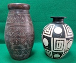 Lote com 2 vasos, sendo que o da esquerda tem estilo de cerâmica marajoara da esquerda, com tons terrosos e padrões geométricos e espirais brancos, apresentado reparos em sua borda, como pode ser visto nas fotos e o da direita decorado em preto com desenhos brancos circulares ao estilo de cerâmica santarena. Usados. Em bom estado.