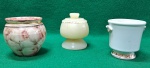 Lote com 3 pequenas peças decorativas sendo;  da esquerda, miniatura de vaso de cerâmica com decoração marmorizada em tons de vermelho e bege e detalhe dourado próximo ao topo; ao centro um pequeno pote em pedra, arredondado,  com tampa, num tom amarelado translúcido; à direita, miniatura de vaso em forma  cilíndrica com duas pequenas alças laterais e uma base dourada decorativa. Usados e em muito bom estado.