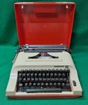 Máquina de escrever Remington 15, com corpo bege e teclas pretas, acomodada em uma elegante maleta vermelha em plástico. Década de 80. origem Brasil. Usada. Necessita revisão e limpeza interna, tendo em vista os anos que está parada. Em ótimo estado.