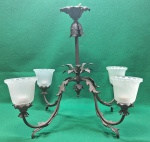 Lustre belíssimo em bronze patinado,  com quatro braços com cúpulas de vidro fosco, todas com um acabamento rendado nas bordas e um estilo canelado. Estrutura de metal escuro com detalhes de folhas. Usado. diam = 62 cm ; alt = 57 cm
