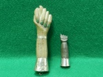 Par de figas de madeira, sendo que a maior mede 12cm e a menor mede 6cm. As duas com acabamento em folha de prata.