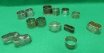Lote com 14 porta-guardanapos em metal banhado à prata, vários estilos e desenhos.
