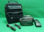 Filmadora VHS Panasonic, modelo Palm Corder IQ. Origem Japão. Ano 1995. Acompanha carregador de bateria. Não possui a bateria. Não testada. Possui controle remoto.