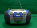 Aparelho de som portátil LENOX. Rádio AM/FM, toca CD e Tape DEck. Tudo funcionando. Necessita ajuste no botão de volume. Tape Deck está engolindo fita.