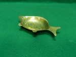 Cinzeiro em cobre, formato de peixe, decorado ao estilo indiano. Usado. Em muito bom estado. Não apresenta sinais de uso. 2 A x 15,5 C x 9 L.