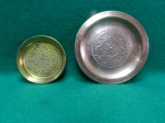 Par de pequenos pratos em cobre, mexicanos, decorados com representação da Pedra do Sol Asteca, também conhecido como Calendário Asteca. O maior mede 13 cm diâmetro e o menor 9 cm de diâmetro, sendo que este apresenta dua rachaduras em sua borda, como pode ser visto nas fotos. Usados.