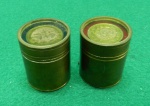 Lote contendo 2 pequenos potes cilíndricos, em bronze, sendo que suas tampas possuem como decoração, moedas brasileiras da década de 30 e o fundo das caixas são de material colorido fosco translucido. Usadas. em muito bom estado. Ambas medem 3,5 A x 3 de diâmetro.
