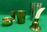 lote contendo 5 peças de metal banhado a prata, todas com desgastes de banho e no estado apresentado nas fotos. maior peça mede 11 cm altura e a menor mede 3 cm de altura. Todas usadas .