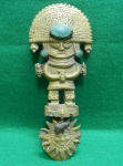 Escultura de parede em bronze, representando Faca Cerimonial Tumi, peruana. Detalhes em pedras de cor verde. Usada, em muito bom estado. Mede 27 A x 11 L. Peso, 520 gramas.