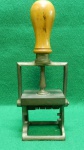 Carimbo datador antigo. Estrutura em metal latão,  com pega em madeira.  Usado. Em funcionamento, porém sem tinta na almofada. Patina causada por ação do tempo. Em ótimo estado. 21,5 A x 9,5 C x 5,5  L.