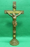 Antigo crucifixo de mesa, todo em metal dourado . Usado. Em ótimo estado. 31 A x 14 L x 8 cm diâmetro de base.