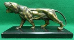 Escultura em petit bronze, representado um pantera. Base em granito negro. Usado. Em muito bom estado. A peça inteira mede 15 A x 28 C x 12 L. Peso total, 3,3 quilos