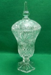 Bombonieri de cristal, lapidada com design intrincado e facetado em estrela em múltiplas facetas. Pequeno lascado em sua base, como pode ser visto nas fotos. Usado.  36 A x 15 diâmetro de bojo.