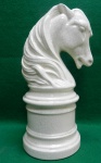 Escultura em cerâmica vitrificada, com acabamento craquelado, representando acabeça de um cavalo. Apresenta pequeno lascado, como pode ser visto nas fotos. Usado. Mede 30 A x 14,5 C x  13 L