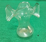 Miniatura de vaso de vidro transparente, com borda ondulada ao estilo Art Nouveau. Usado. Sem trincas, lascados ou quebras. Mede 6,5 A x 5 C x 5 L