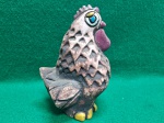Estatueta em cerâmica representando um galo, pintado à mão. Usado. Em muito bom estada. mede 13,5 A X 9,5 c X 8,5 l.