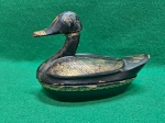 Antiga caixa de madeira, laqueada, representando um pato real, apresentando detalhes em dourado metálico. Apresenta algum desgaste de pintura, devido ação do tempo. Apresenta também, sinais de que passou por um reparo,na região que liga o pescoço à cabeça, como pode ser visto nas fotos. Mede 10 A x15,5 C x 7 L