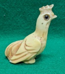 Pequena escultura em osso, representando uma galinha. usado. mede 7,5 A x 7 C x 3 L.