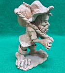 Escultura em terracota, representando caçambeiro estilizado do sertão. Usado. em muito bom estado. Sem assinatura. Mede 12,5 A x 8 C x 7 L.