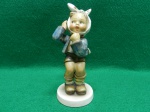 Bibelô Hummel, intitulada "Boy with toothache". Fabricado por Goebel Porzellan. Origem Alemanha. Numerada, 217 e datada de 1951. Usada. Em ótimo estado. Mede 13 A x 6 C  x5,5 L.