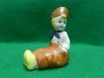 Estatueta de porcelana retratando menino holandês. Usado. Em muito bom estado. Sem tricas, quebras ou lascados. Mede 1 A x 9 C x 6 L.